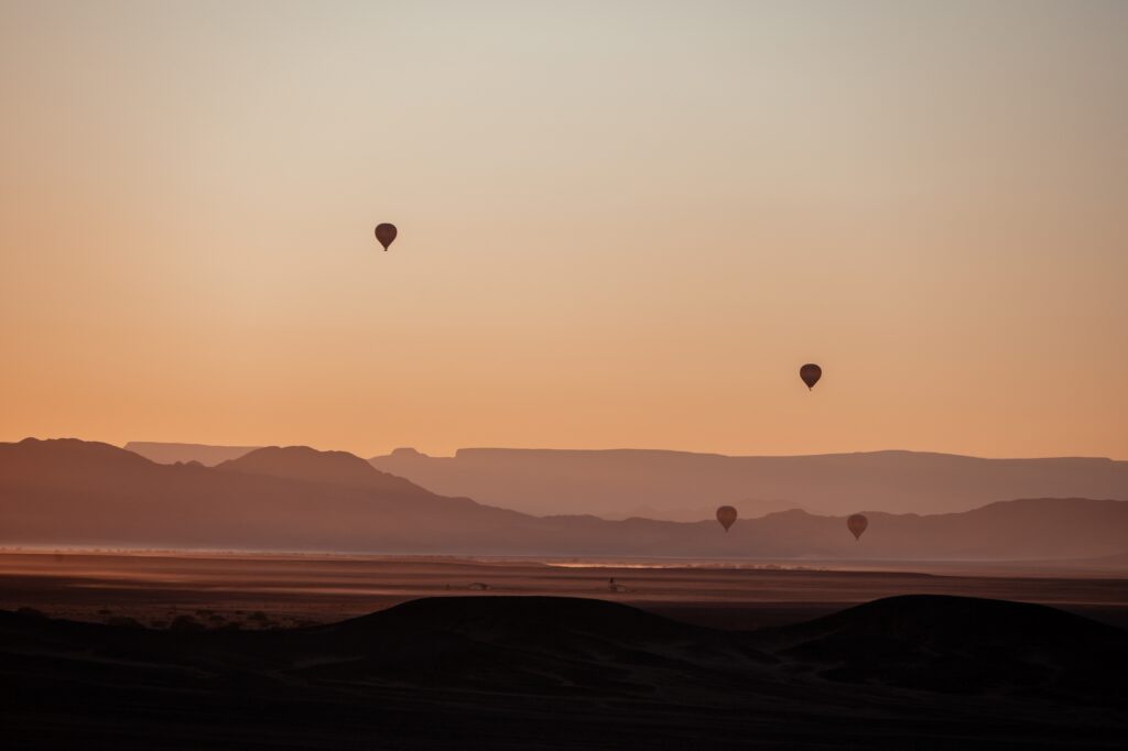 Heteluchtballon boven de woestijn van Namibië bij zonsopgang – een onvergetelijke belevenis met Christoffel Travel