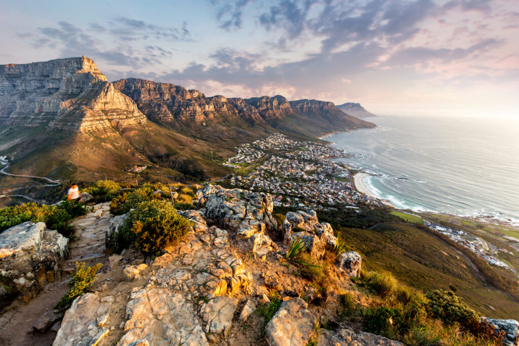 Tafelberg baadt in avondlicht tijdens zonsondergang in Kaapstad, Zuid-Afrika – een hoogtepunt tijdens uw reis met Christoffel Travel