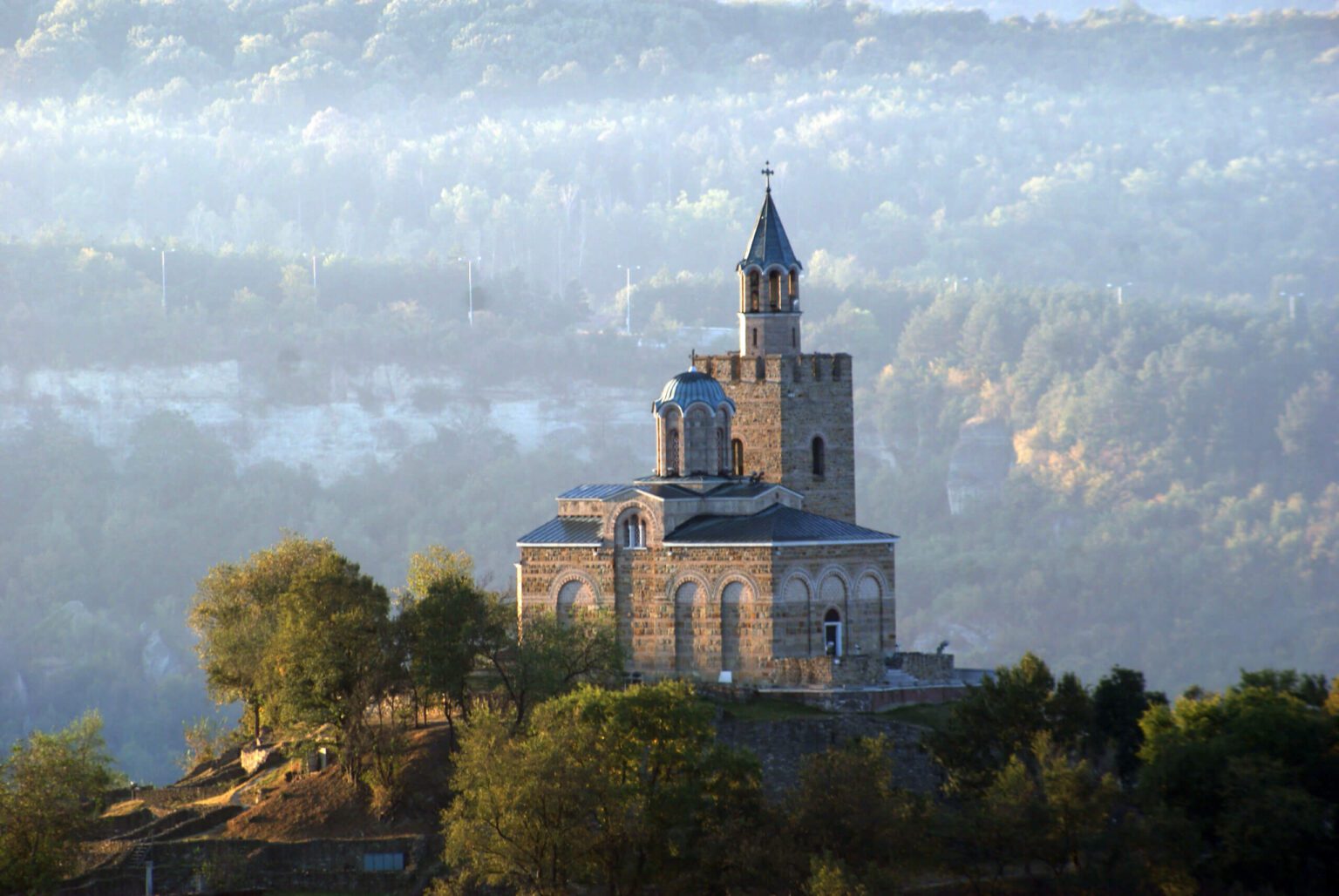 bulgarije-tsarevets-kerk-scaled.jpg