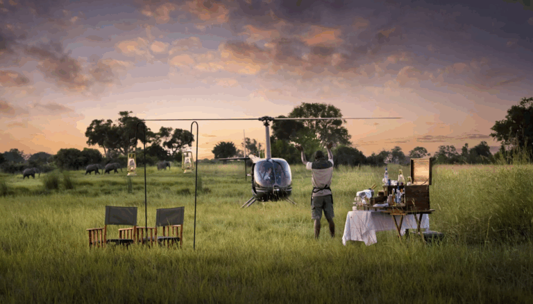 Helikoptervlucht boven de moerassen van Botswana tijdens een luxe fly-in safari met Christoffel Travel.