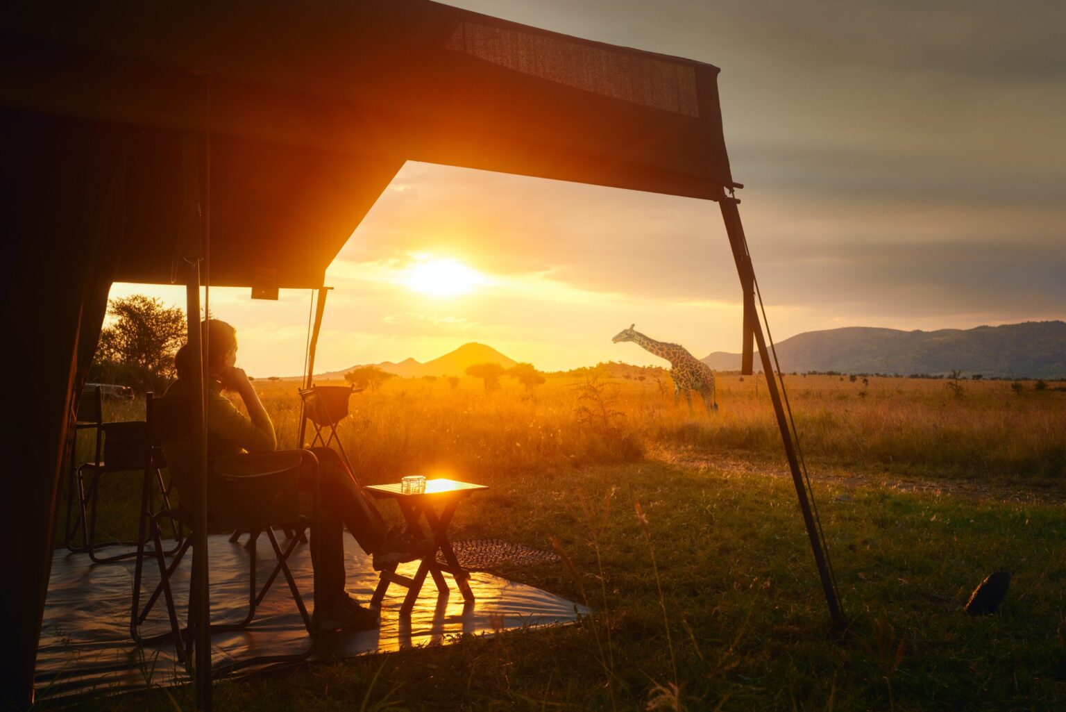 vrouw-luxe-tent-zonsondergang-serengeti-tanzania-christoffel-travel-scaled.jpg